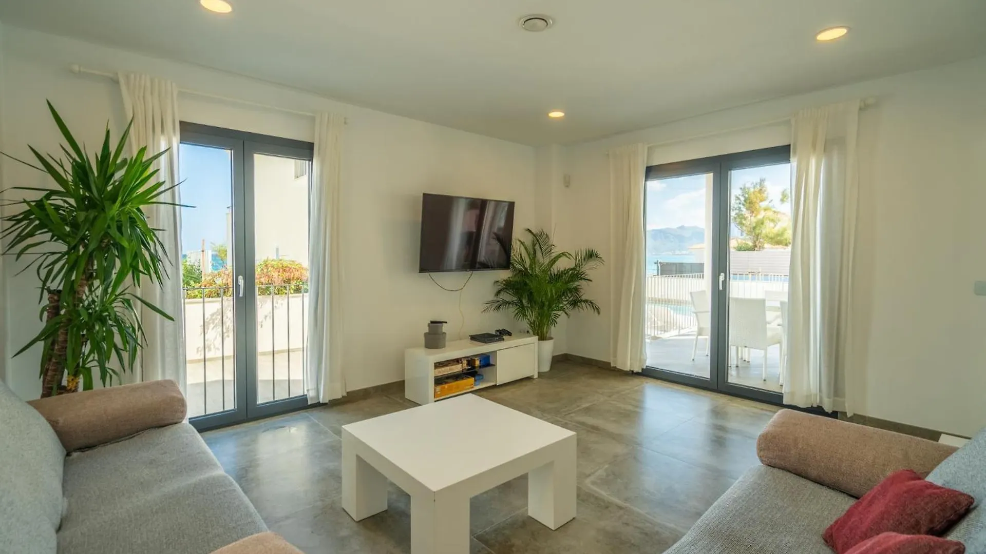 Beachfront Villa In Сон-Серра-де-Марина