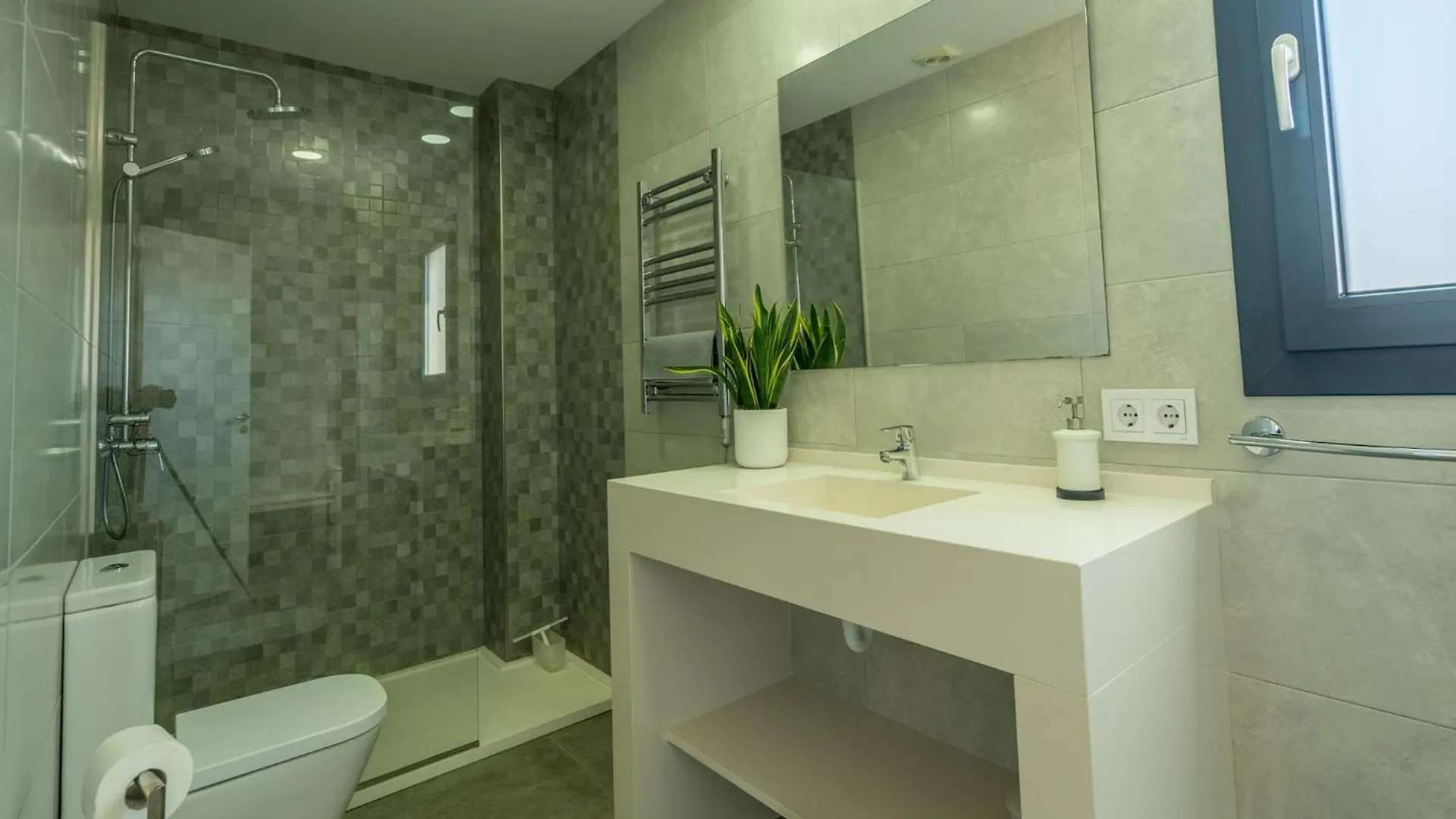 Beachfront Villa In Сон-Серра-де-Марина