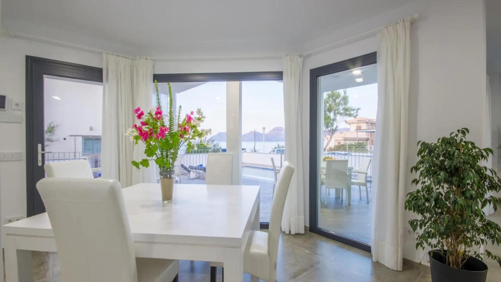 Beachfront Villa In Сон-Серра-де-Марина