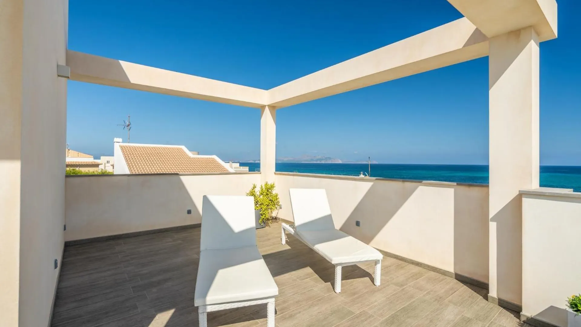 Beachfront Villa In Сон-Серра-де-Марина